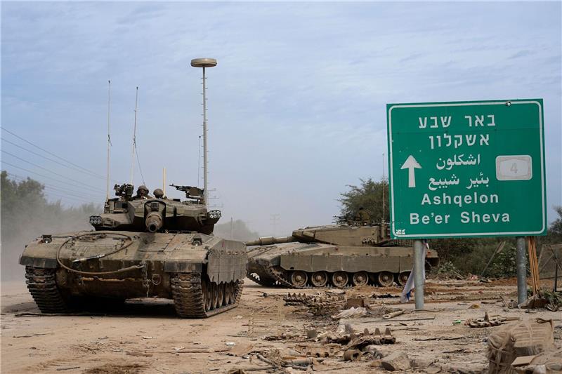 Zweite Gruppe von Geiseln freigelassen - Vier Deutsche Panzer der israelischen Armee in der Nähe der Grenze zum Gazastreifen.