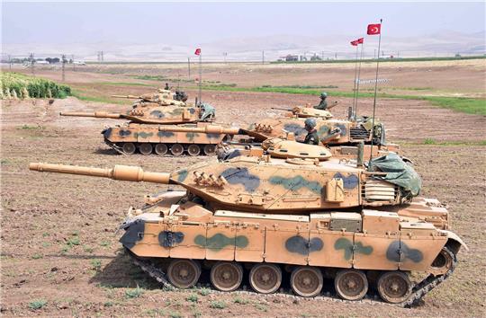 Panzer der türkischen Armee während eines Manövers: Ankara geht in der Südosttürkei und im Nordirak regelmäßig gegen die PKK vor.