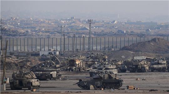 Panzer und anderes Militärgerät befeuern die Klimakrise - doch ihre Emissionen müssen nicht gemeldet werden. 