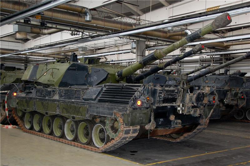 Ausfuhr von bis zu 178 Leopard-1-Panzern in die Ukraine Panzer vom Typ Leopard 1A5 aus dänischen Beständen stehen in Flensburg in einer Produktionshalle (Archivbild). 100 Kampfpanzer dieses Typs sollen an die Ukraine geliefert werden.