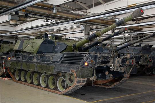 Panzer vom Typ Leopard 1A5 aus dänischen Beständen stehen in Flensburg in einer Produktionshalle (Archivbild). 100 Kampfpanzer  dieses Typs sollen an die Ukraine geliefert werden.