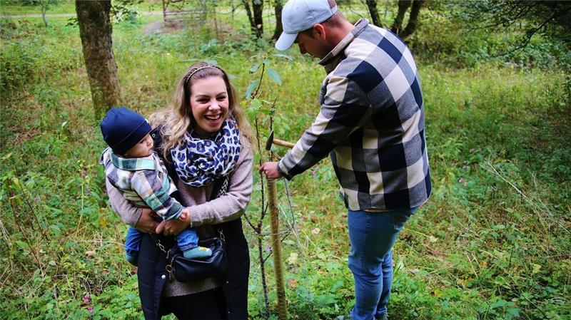 Bergstadtverein pflanzt neue Babybäume im Kälbertal Papa Sebastian Voigt schwingt nach der Pflanzung sehr zur Freude seiner Frau den Hammer. Er ist gewiss, dass der kleine Jano später einmal – wenn er erwachsen ist – mit seinen Kindern ins Kälbertal kommt, um den Baum zu besuchen, der Jano Voigt gewidmet ist.