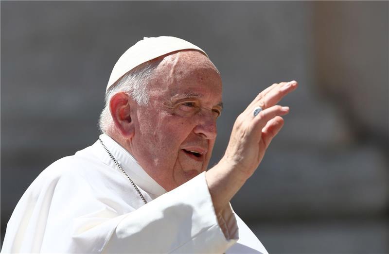 Papst nach OP im Krankenhaus - Vatikan tritt Sorgen entgegen Papst Franziskus auf dem Petersplatz in Rom.