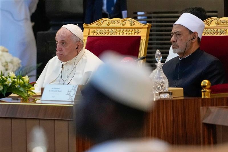 Papst Franziskus befindet sich auf einer viertägigen Reise in Bahrain, um den Dialog mit der muslimischen Welt zu fördern.