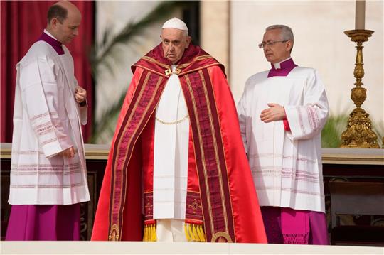 Papst Franziskus bei der Palmsonntagsmesse auf dem Petersplatz in Rom.
