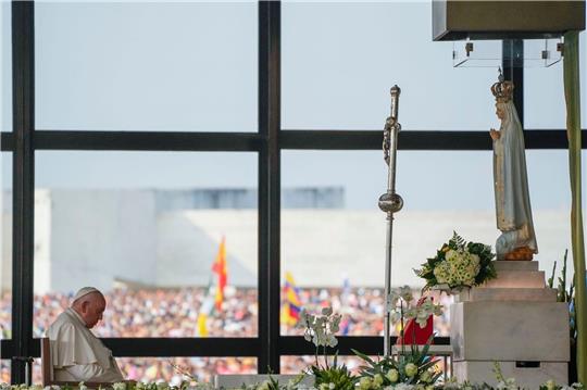 Papst Franziskus betet vor der Statue der Jungfrau Maria.