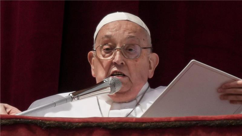 Papst Franziskus erteilt den Segen Urbi et Orbi (lateinisch für "der Stadt und der Welt") in der zentralen Loge des Petersdoms zum Abschluss der von Kardinal Comastri geleiteten Ostermesse auf dem Petersplatz im Vatikan. 