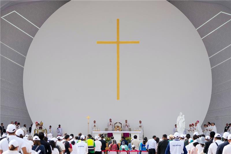 Papst Franziskus fordert Ende der „Spirale der Gewalt” Papst Franziskus feiert eine Messe im Nationalstadion in Bahrain.