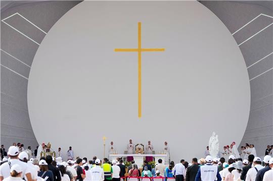 Papst Franziskus feiert eine Messe im Nationalstadion in Bahrain.