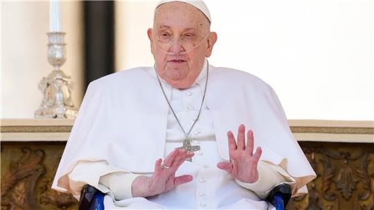 Papst Franziskus hat Großbritanniens König Charles III. und dessen Frau Königin Camilla zu einem privaten Gespräch im Vatikan empfangen.