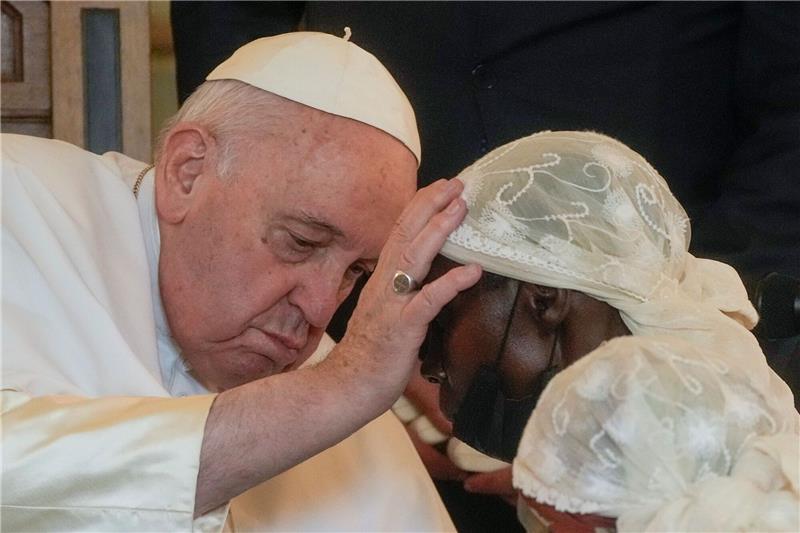 Papst feiert XXL-Messe in Kinshasa Papst Franziskus hat sich mit Opfern der Gewalt getroffen.