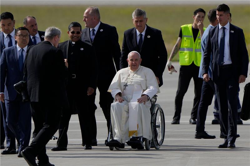 Papst Franziskus kommt auf dem internationalen Flughafen Chinggis Khaan an.