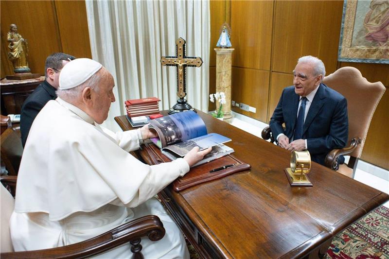 Papst Franziskus (l) empfängt den US-amerikanischen Regisseur Martin Scorsese zu einer Audienz.