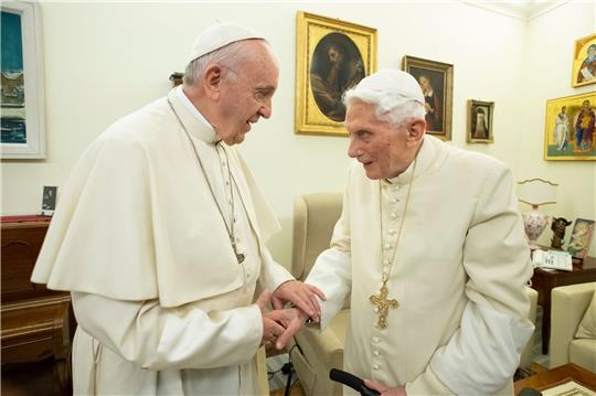 Papst Franziskus (l) und der emeritierte Papst Benedikt XVI. unterhalten sich im Dezember 2018 im Kloster «Mater Ecclesiae».