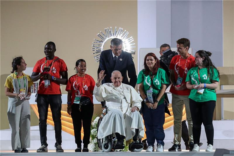 Papst auf dem Weltjugendtag: „Habt keine Angst” Papst Franziskus mit Teilnehmern des Weltjugendtags im Tejo-Park in Lissabon eintrifft.