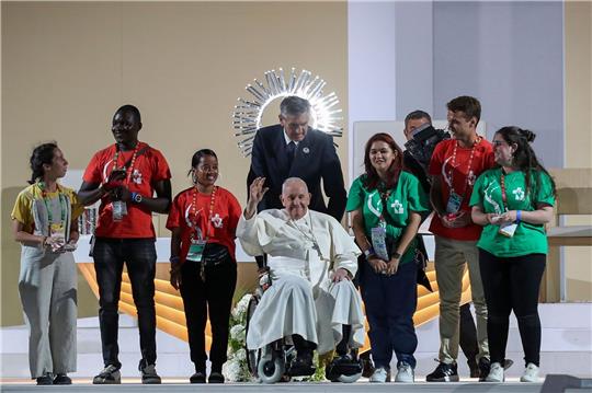 Papst Franziskus mit Teilnehmern des Weltjugendtags im Tejo-Park in Lissabon eintrifft.