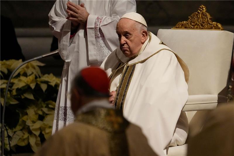 Papst mahnt in Christmette zu Frieden Papst Franziskus nimmt an der Christmette im Petersdom im Vatikan teil.