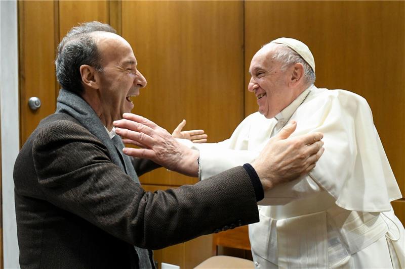 Komiker Roberto Benigni bei Papst Franziskus Papst Franziskus (r) empfängt den italienischen Filmemacher und Komiker Roberto Benigni.