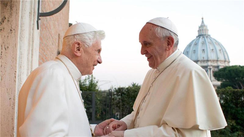 Der andere Papst - Franziskus ist tot Papst Franziskus (r) folgte auf Papst Benedikt XVI, mit bürgerlichem Namen Joseph Ratzinger, nach dessen Rücktritt. (Archivbild)