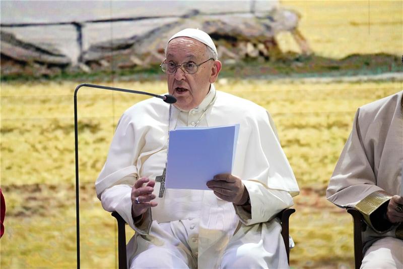 Papst Franziskus spricht während eines Treffens mit religiösen Führern auf dem Gelände des Hun Theatre in the Sky Resort etwa 15 Kilometer südlich der mongolischen Hauptstadt Ulaanbaatar.