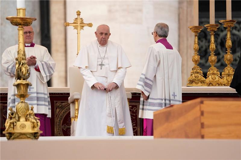 Papst trägt Papst zu Grabe - Letzter Gruß unter Tränen Papst Franziskus steht am Sarg seines verstorbenen Vorgängers.