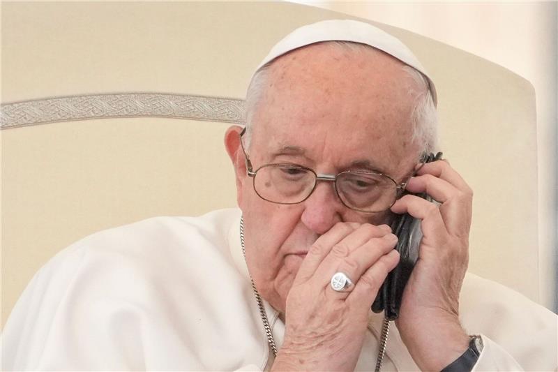 Vatikan: Papst nach Operation auf dem Weg der Besserung Papst Franziskus telefonierte laut Vatikan auch mit einer Frau, deren kleinen Sohn Miguel Angel er Ende März getauft hatte.
