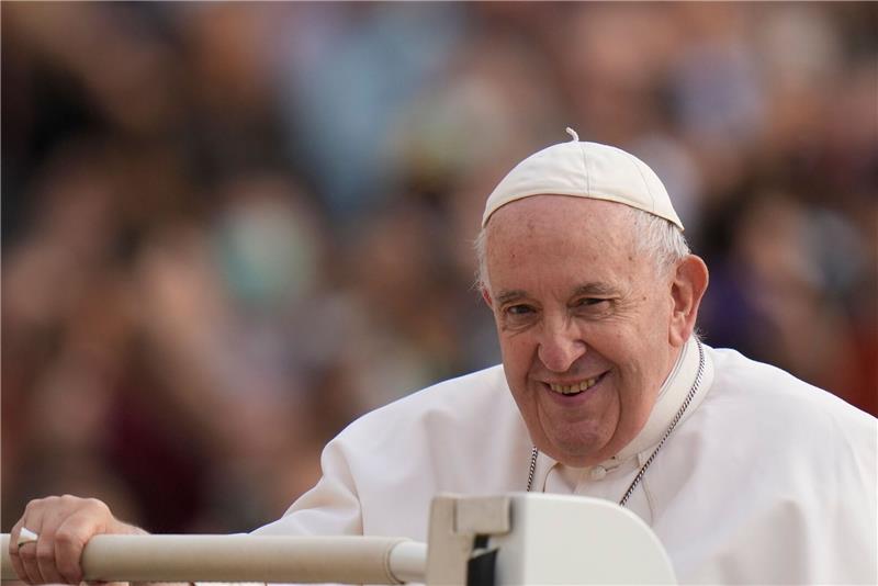 Papst Franziskus trifft zu seiner wöchentlichen Generalaudienz auf dem Petersplatz ein.