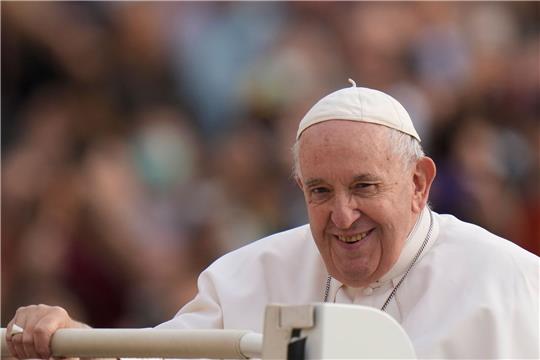 Papst Franziskus trifft zu seiner wöchentlichen Generalaudienz auf dem Petersplatz ein.