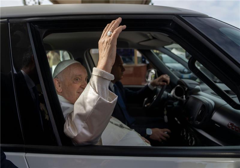 Papst Franziskus verlässt das Agostino Gemelli Universitätskrankenhaus. Hier wurde er wegen einer Bronchitis behandelt.