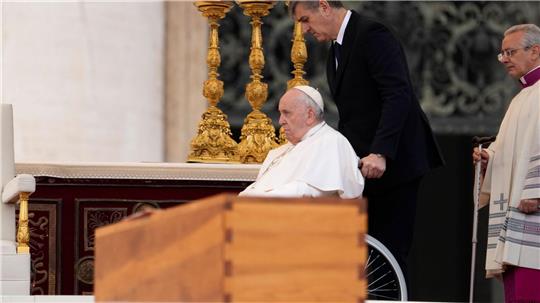 Papst Franziskus wird im Rollstuhl an dem Sarg des verstorbenen emeritierten Papstes Benedikt XVI. während öffentlichen Trauermesse für den emeritierten Papst Benedikt XVI. auf dem Petersplatz gefahren. (Archivbild)