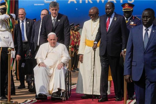 Papst Franziskus wird vom südsudanesischen Präsidenten Salva Kiir (3.v.r) auf dem Flughafen von Juba empfangen.