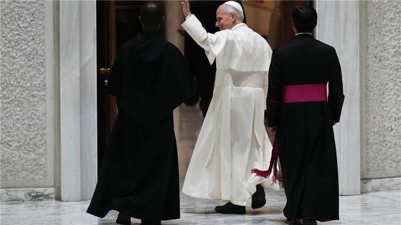 Papst Leo XIV. (M) verlässt nach einer Audienz mit den Spendern des Weihnachtsbaums und der Weihnachtskrippe, die auf dem Petersplatz aufgestellt wurden, die Halle Paul VI. im Vatikan.