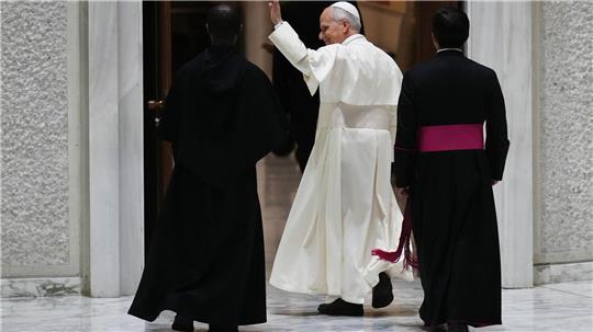 Papst Leo XIV. (M) verlässt nach einer Audienz mit den Spendern des Weihnachtsbaums und der Weihnachtskrippe, die auf dem Petersplatz aufgestellt wurden, die Halle Paul VI. im Vatikan.