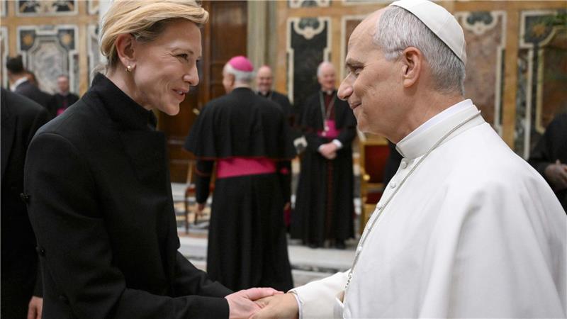 Papst Leo XIV. begrüßt Cate Blanchett während einer Sonderaudienz mit der Welt des Films.