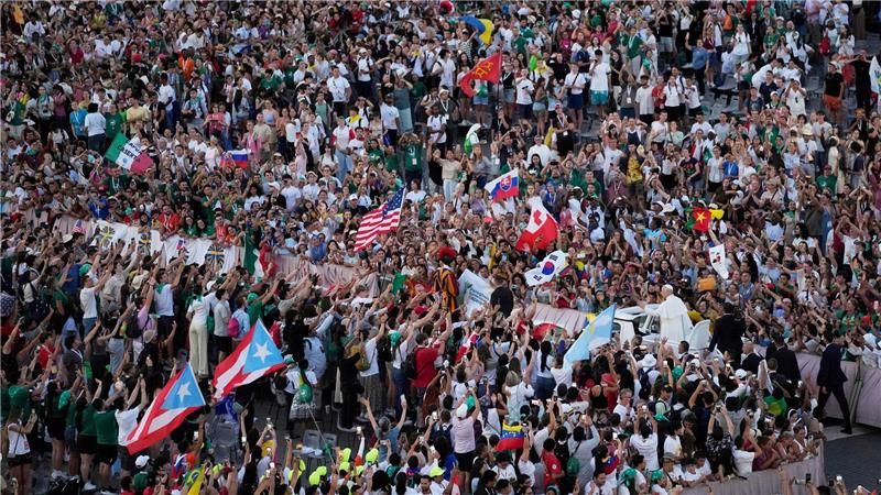 Bilder des Tages Papst Leo XIV. begrüßt die Gläubigen auf dem Petersplatz am Ende einer Willkommensmesse im Rahmen des Weltjugendtreffens in Rom.