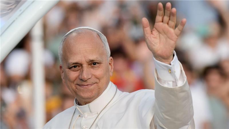 Papst Leo XIV. grüßt die rund 40.000 Teilnehmer einer Vigilie im Olympiastadion in Barcelona.