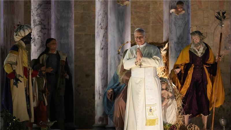 Papst Leo XIV. hält für einen Moment des Gebets vor der Weihnachtskrippe auf dem Petersplatz im Vatikan inne.