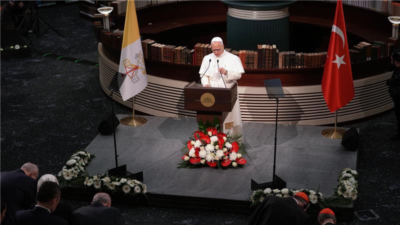 Papst Leo XIV. hält seine Rede während eines Treffens mit Behörden, Mitgliedern der Zivilgesellschaft und Diplomaten in der Nationalbibliothek des Präsidentenpalastes.