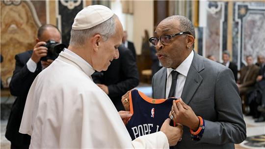 Papst Leo XIV. hat jetzt ein Trikot mit der Rückennummer 14. 