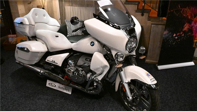 Signiertes „Papst-Motorrad“ für 130.000 Euro versteigert Papst Leo XIV. hatte das Motorrad im September in Rom in Empfang genommen. (Archivbild)
