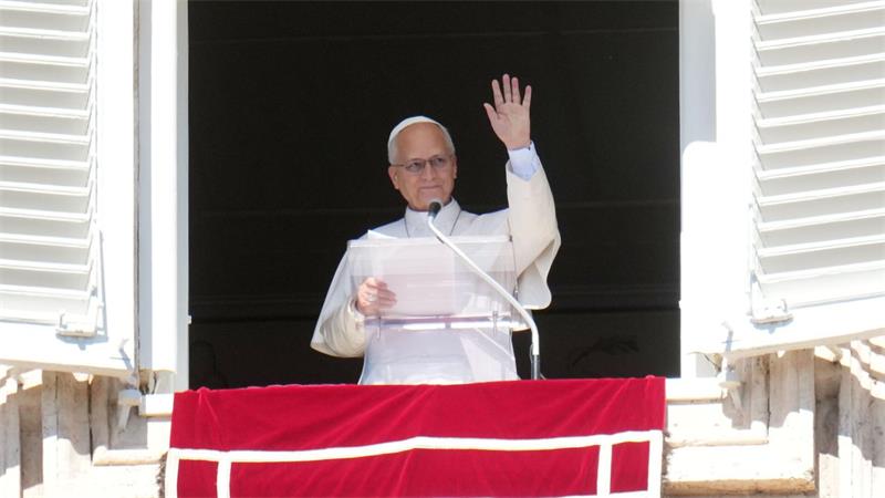 Papst Leo XIV. spricht auf dem Petersplatz im Vatikan das Angelusgebet.