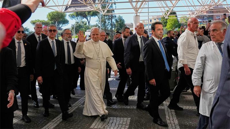 Papst Leo XIV. trifft in der Poliklinik „Agostino Gemelli“ in Rom ein, wo er operiert werden soll. 