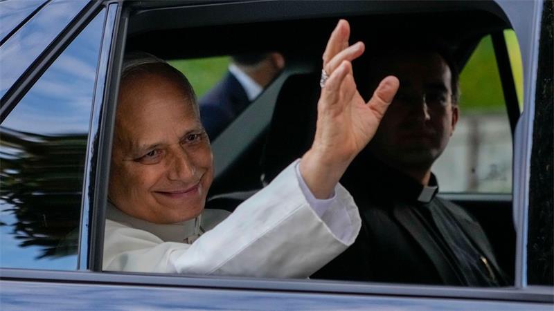 Papst Leo XIV. verlässt die Poliklinik „Agostino Gemelli“ in Rom