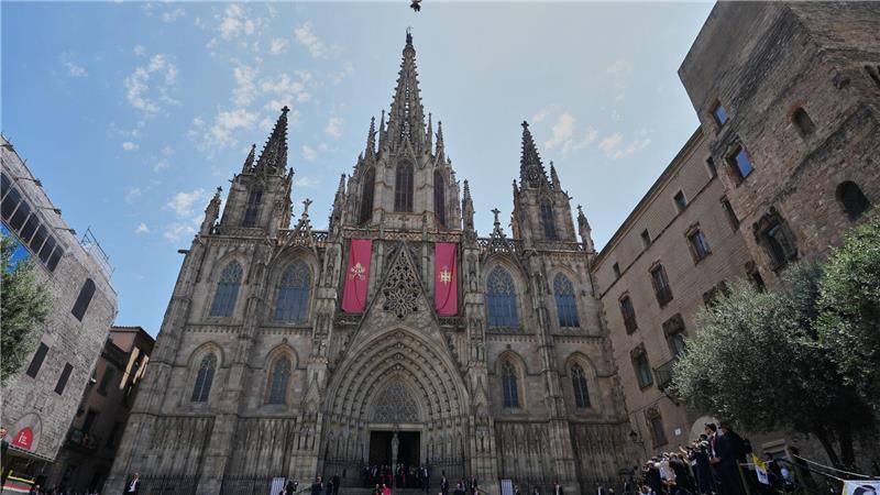 Papst hält Vigilie mit 40.000 in Barcelona Papst Leo XIV. vor der Kathedrale von Barcelona.
