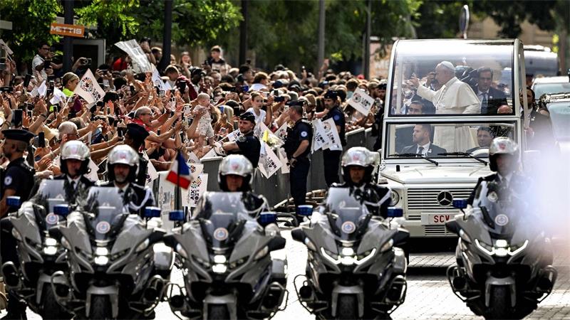 Papst Leo XIV. winkt der Menge zu, während er am letzten Tag seines Frankreichbesuchs, im Papamobil durch die Straßen von Metz im Nordosten Frankreichs fährt.