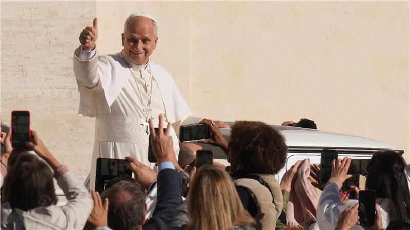 Papst Leo XIV. zeigt Daumen hoch bei Generalaudienz