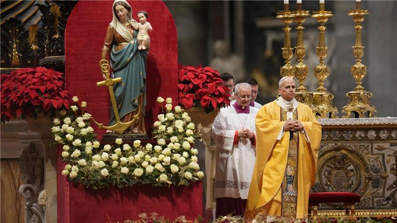 Papst Leo XIV. zelebriert die Heiligabendmesse im Petersdom im Vatikan.