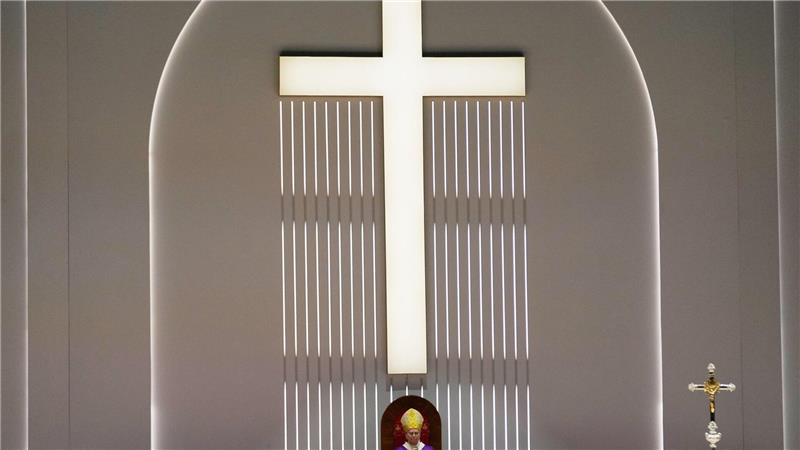 Papst Leo XIV. zelebriert eine Messe in der Volkswagen Arena in Istanbul. 