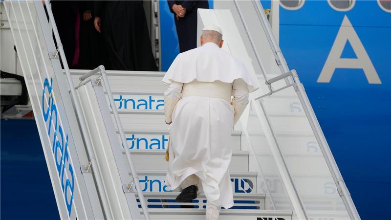 Papst Leo betritt den Flieger nach Algerien - während des Flugs geht er dann auf die Kritik von US-Präsident Trump ein.