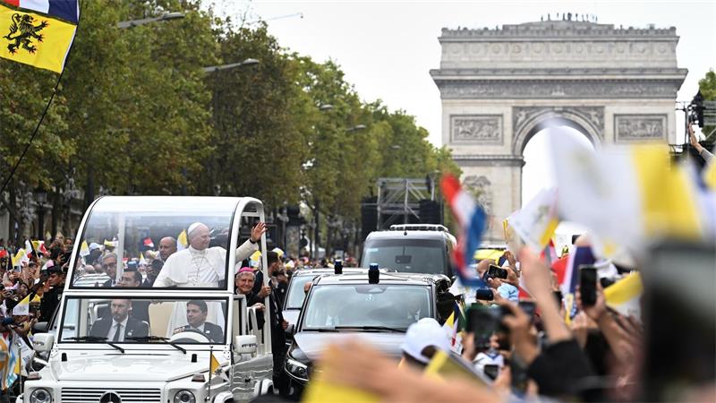 Papst Leo winkt der Menschenmenge auf den Champs-Élysées.